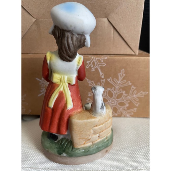 1980's porcelain girl with white/yellow pinafore with kittens nearby - Picture 2 of 4